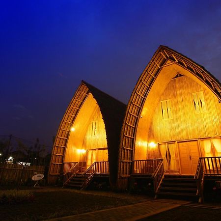 Cikareumbi Villa Chavaminerva Bambu - Lembang מראה חיצוני תמונה